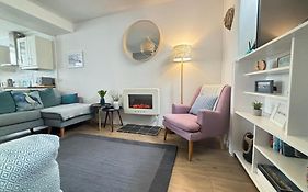 Sandy Feet, St Eia Street. Cosy Cottage + Parking